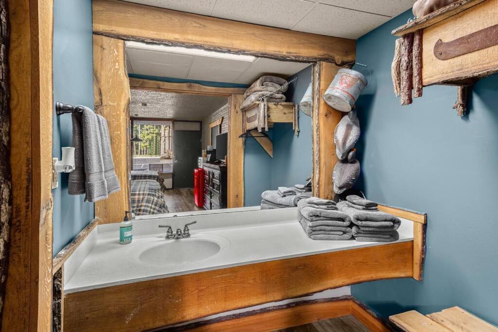 Stonegate Lodge King Bed Wifi Roku Tv Salt Water Pool Room #203 Юрека Спрингс Екстериор снимка