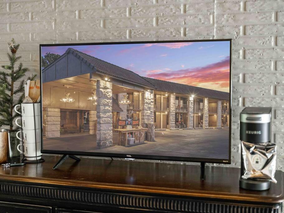Stonegate Lodge King Bed Wifi Roku Tv Salt Water Pool Room #203 Юрека Спрингс Екстериор снимка
