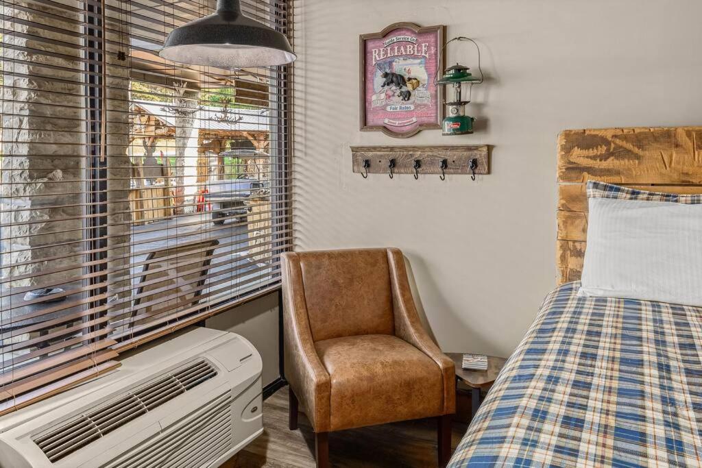 Stonegate Lodge King Bed Wifi Roku Tv Salt Water Pool Room #203 Юрека Спрингс Екстериор снимка