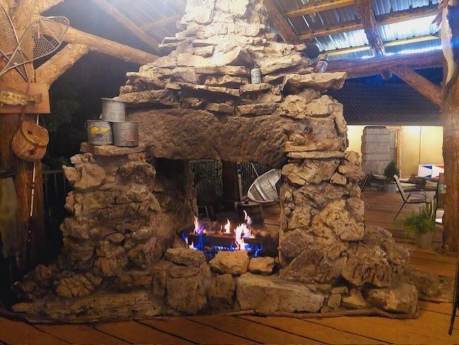 Stonegate Lodge King Bed Wifi Roku Tv Salt Water Pool Room #203 Юрека Спрингс Екстериор снимка